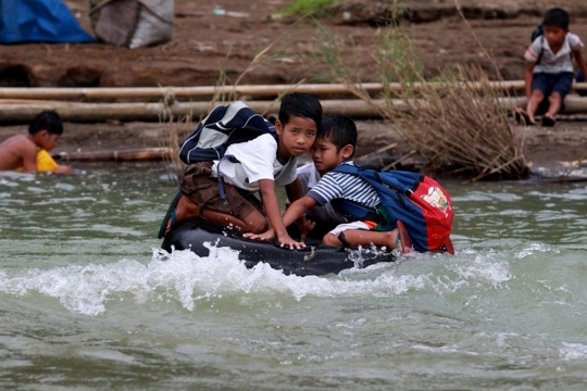 Potret perjuangan anak gunakan akses berbahaya menuju sekolah