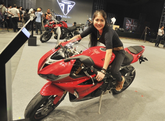 Model-model cantik hiasi peluncuran sepeda motor Triumph