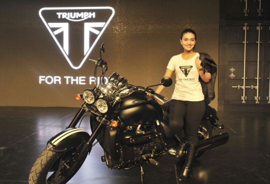 Model-model cantik hiasi peluncuran sepeda motor Triumph