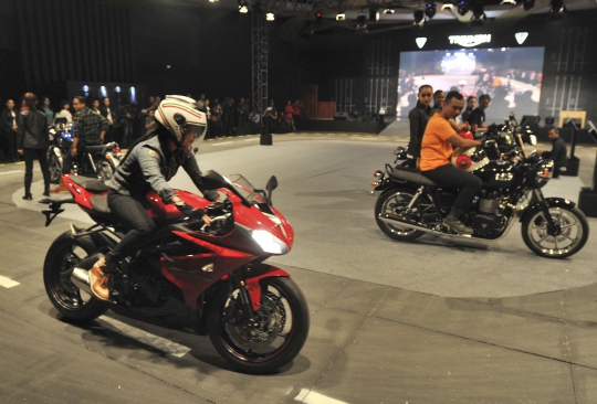 Model-model cantik hiasi peluncuran sepeda motor Triumph