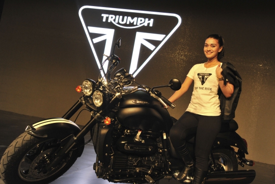 Model-model cantik hiasi peluncuran sepeda motor Triumph