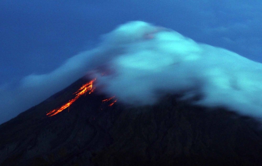 Takut Gunung Mayon meletus dahsyat, warga Filipina ngungsi