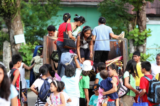 Takut Gunung Mayon meletus dahsyat, warga Filipina ngungsi