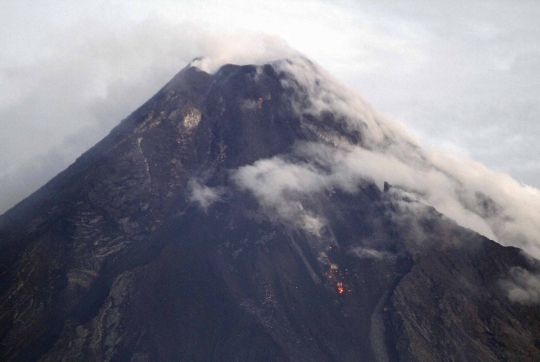 Takut Gunung Mayon meletus dahsyat, warga Filipina ngungsi