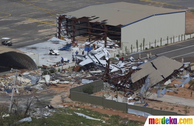 Sebuah pandangan memperlihatkan kerusakan parah akibat terjangan badai ganas Odile di Bandara Internasional Los Cabos di Meksiko (16/9).