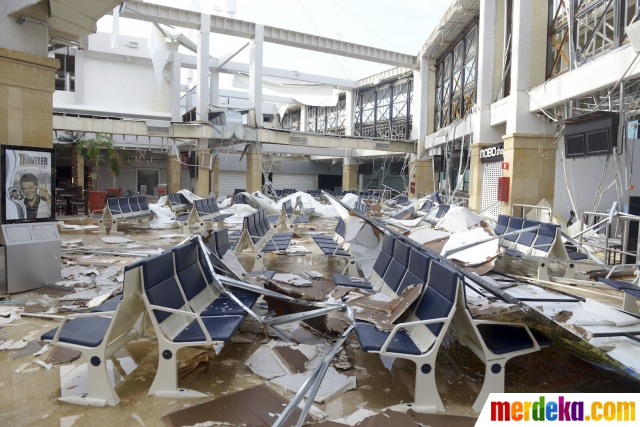 Badai Odile juga memporak-porandakan bagian dalam ruang tunggu penumpang di Bandara Internasional Los Cabos, Meksiko.