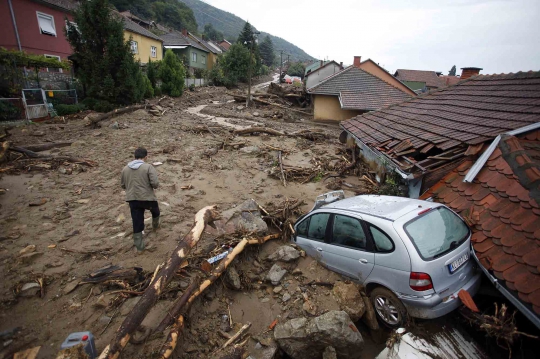 Kondisi porak-poranda Serbia akibat terjangan banjir bandang