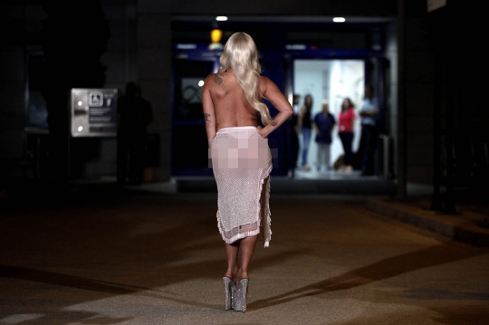 Ini penampilan Lady Gaga yang nyaris bugil di Athena