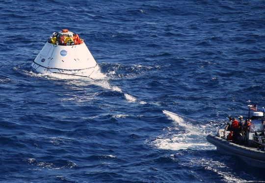 Menyaksikan latihan pemulihan Kapsul Orion NASA di tengah laut