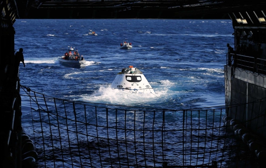 Menyaksikan latihan pemulihan Kapsul Orion NASA di tengah laut