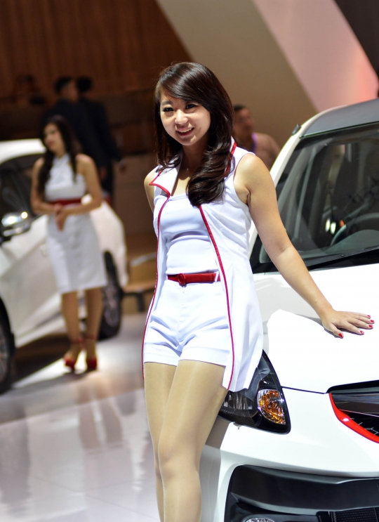 Pesona SPG Cantik Pikat Pengunjung IIMS 2014