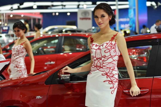 Pesona SPG Cantik Pikat Pengunjung IIMS 2014