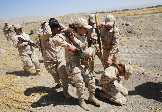 Aksi tentara cantik Kurdi latihan tempur untuk perangi ISIS