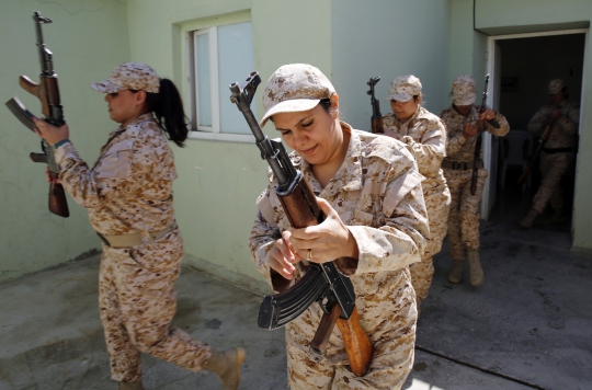 Aksi tentara cantik Kurdi latihan tempur untuk perangi ISIS