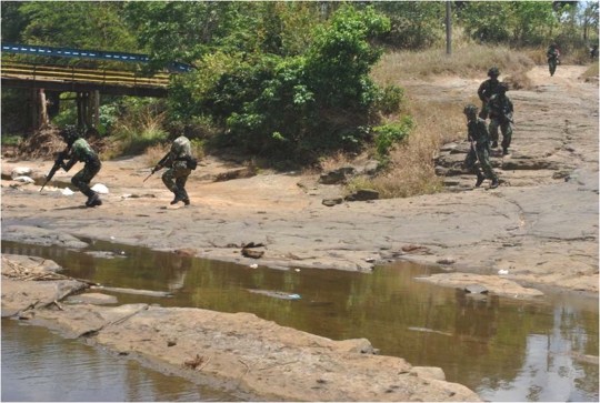 Pasukan Kostrad kerahkan meriam dan mortir saat hadapi ISIS