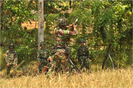 Pasukan Kostrad kerahkan meriam dan mortir saat hadapi ISIS