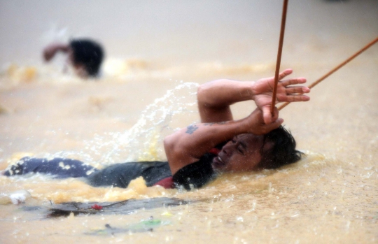 Evakuasi dramatis korban banjir Topan Fung-Wong di Filipina