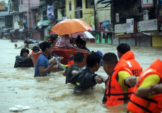 Evakuasi dramatis korban banjir Topan Fung-Wong di Filipina