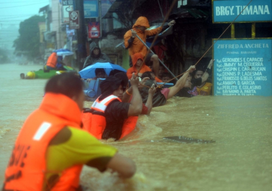 Evakuasi dramatis korban banjir Topan Fung-Wong di Filipina