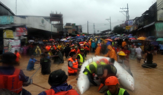 Evakuasi dramatis korban banjir Topan Fung-Wong di Filipina