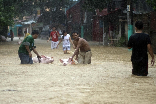 Evakuasi dramatis korban banjir Topan Fung-Wong di Filipina