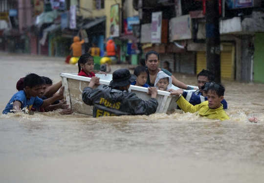 Evakuasi dramatis korban banjir Topan Fung-Wong di Filipina