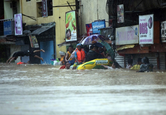 Evakuasi dramatis korban banjir Topan Fung-Wong di Filipina