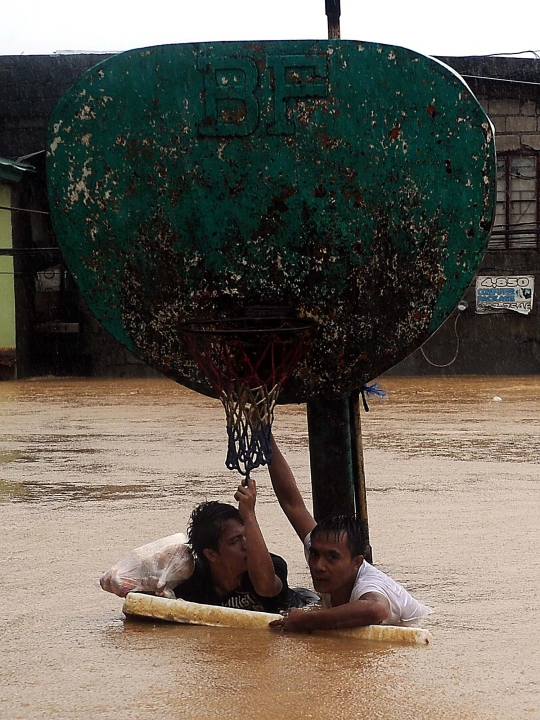 Evakuasi dramatis korban banjir Topan Fung-Wong di Filipina