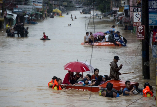 Evakuasi dramatis korban banjir Topan Fung-Wong di Filipina