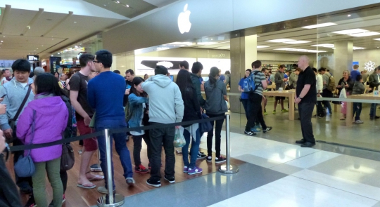 Antrean untuk dapatkan iPhone 6 dan iPhone 6 Plus di Australia