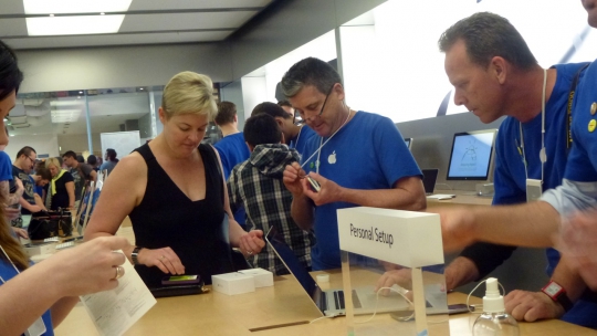 Antrean untuk dapatkan iPhone 6 dan iPhone 6 Plus di Australia