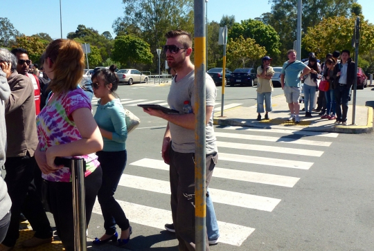 Antrean untuk dapatkan iPhone 6 dan iPhone 6 Plus di Australia