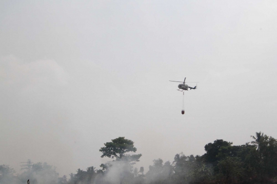 Aksi bom air BNPB padamkan kebakaran hutan di Ogan Ilir