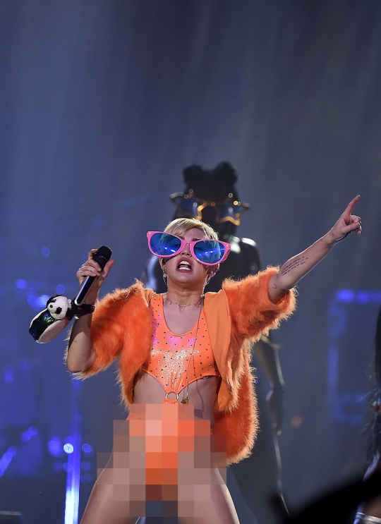 Aksi erotis Miley Cyrus goyang panggung Bangerz di Meksiko