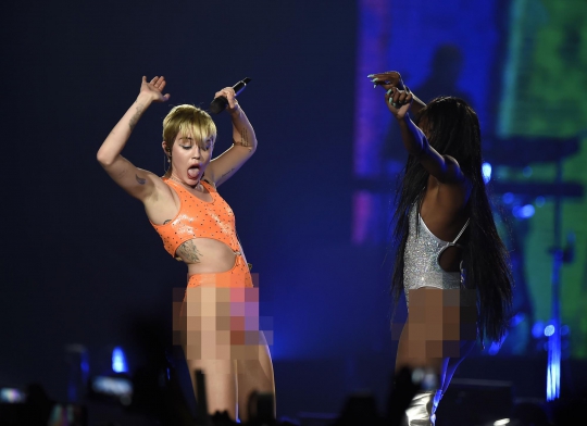 Aksi erotis Miley Cyrus goyang panggung Bangerz di Meksiko