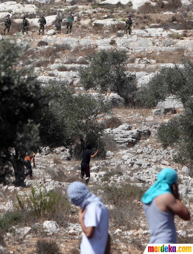 Foto : Heroiknya bocah Palestina terlibat bentrok dengan 