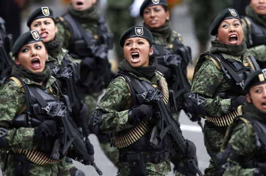 Lentiknya para tentara wanita Meksiko meski berkostum militer
