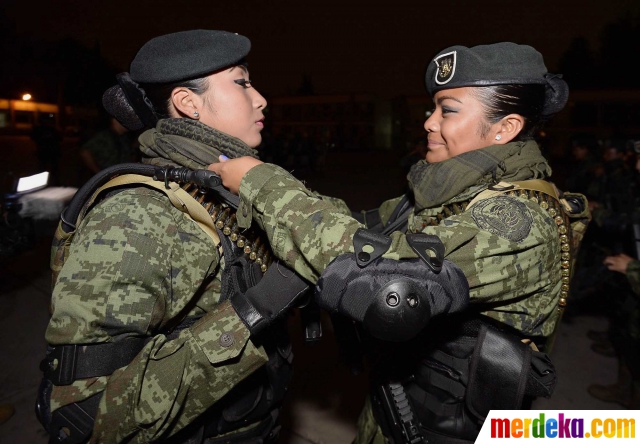 Foto : Lentiknya para tentara wanita Meksiko meski 