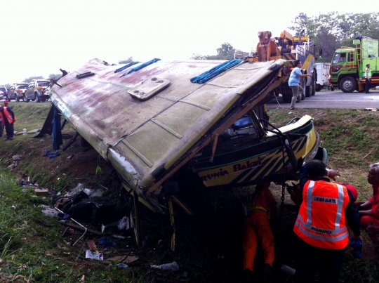 Evakuasi bus maut pasca kecelakaan beruntun di Tol Jagorawi