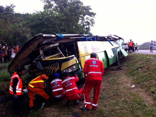 Evakuasi bus maut pasca kecelakaan beruntun di Tol Jagorawi