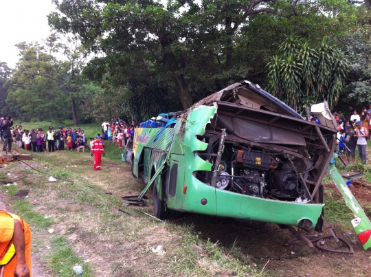 Evakuasi bus maut pasca kecelakaan beruntun di Tol Jagorawi