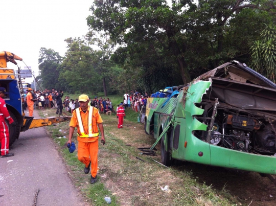 Evakuasi bus maut pasca kecelakaan beruntun di Tol Jagorawi