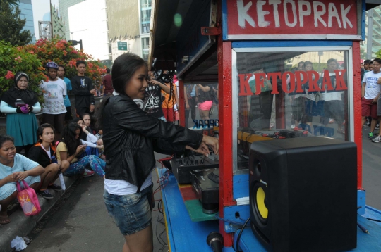 Kreatif, gerobak ketoprak ini disulap jadi tempat nge-DJ di HI