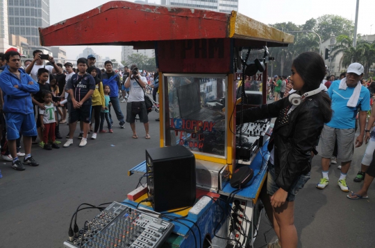 Kreatif, gerobak ketoprak ini disulap jadi tempat nge-DJ di HI