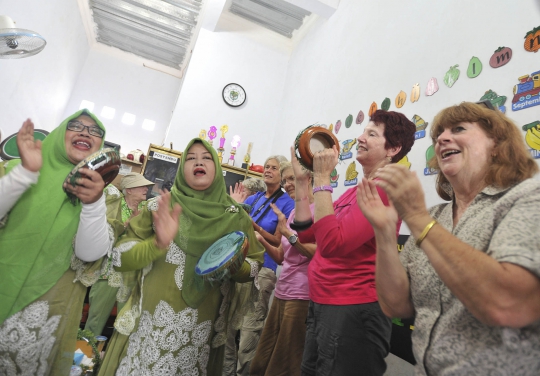 Mengintip kegiatan turis asing kunjungi pemukiman padat Ibu Kota