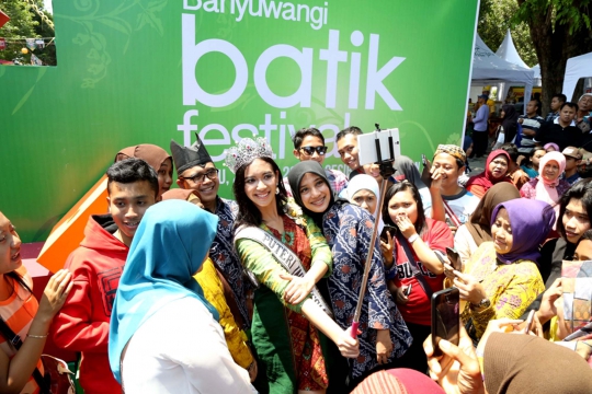 Bupati Banyuwangi & Puteri Indonesia berselfie ria di BBF 2014