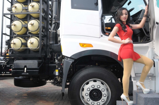 SPG cantik nan seksi hiasi stan pameran truk di IIMS 2014