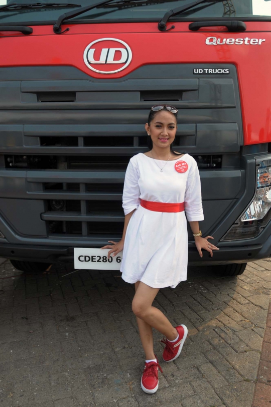 SPG cantik nan seksi hiasi stan pameran truk di IIMS 2014