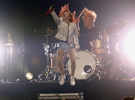 Penampilan energik Paramore gebrak panggung iHeartRadio 2014