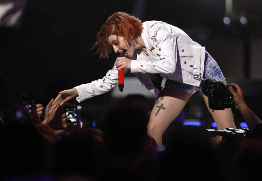 Penampilan energik Paramore gebrak panggung iHeartRadio 2014